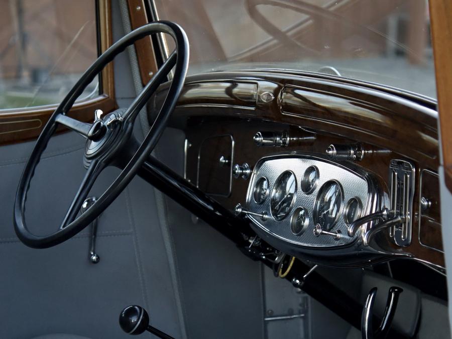  Pierce-Arrow Twelve Model 53 Touring Sedan 1932 года  (фото 2 из 6)